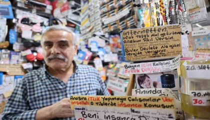 Adanada 44 yıllık esnafın hayat dersi yazıları dikkat çekiyor