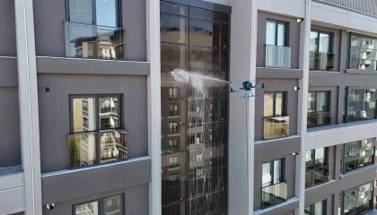 Adanada cam temizliğine yeni soluk: Dronlar camcı oldu