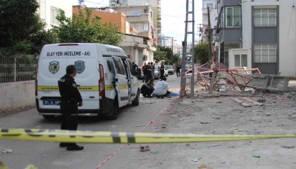 Adanada demir iskele zemine çakıldı: 1 ölü, 1 yaralı