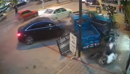 Adanada kaza anı hem güvenlik kamerasına hem de araç kamerasına yansıdı