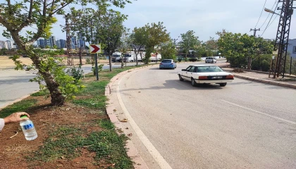 Adanada keskin viraj tehlikesi: Esnaf kamera taktırdı, kazaları kaydetti