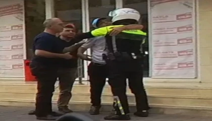 Adanada polis ve özel birey arasında duygulandıran görüntüler