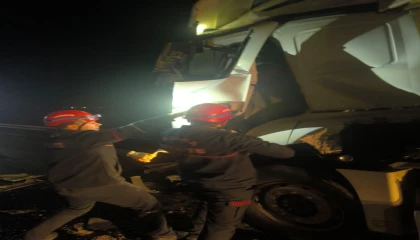 Adanada tır, otobüse arkadan çarptı: 14 yaralı