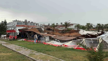 Akdenizde hortum kıyı şeridini vurdu: İş yerleri ve evler zarar gördü