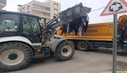 Akenizde caddeye dökülen tekstil atıkları kısa sürede temizlendi