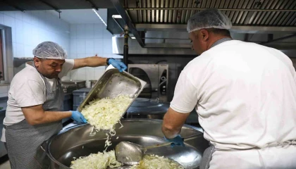 Alanya Aşevinden ihtiyaç sahiplerine günde 2 öğün sıcak yemek