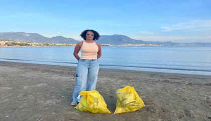 Alanyada 17 yıllık Türkçe öğretmeni, sahile inerek poşet poşet çöp toplayıp sosyal medyada paylaşıyor