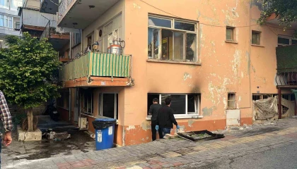 Alanyada apartmanın giriş katında çıkan yangın korkuttu