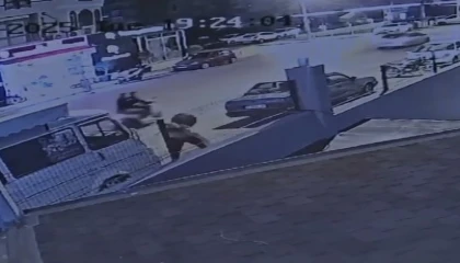 Alanyada kaldırımdan geçen kadına yumruk ve bıçaklı saldırı güvenlik kamerasında