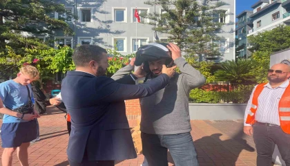 Alanyada motosiklet sürücülerine ücretsiz kask dağıtıldı