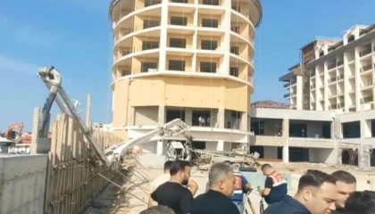 Alanyada otel inşaatında yan yatan beton mikserin kolu işçiye çarptı: 1 ölü