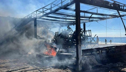 Alanyada plaj büfesi alev alev yandı