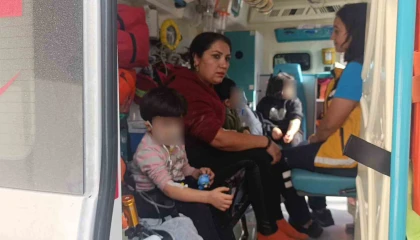 Alevler içindeki dairede mahsur kalan 3 küçük çocuğu inşaat işçileri ve mahalle sakinleri kurtardı