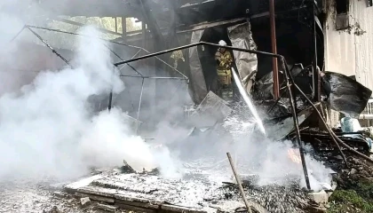 Alevlere teslim olan prefabrik yapı kullanılmaz hale geldi