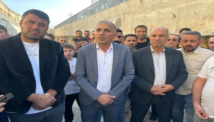 Alt geçit bitmeyince bitme noktasına gelen esnaf isyan etti