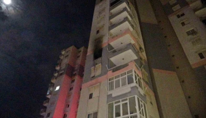 Antalyada 15 katlı binadaki daire alev alev yandı: 1 yaralı