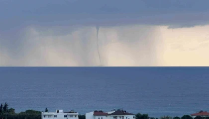 Antalyada ardı ardına çıkan hortumlar kamerada