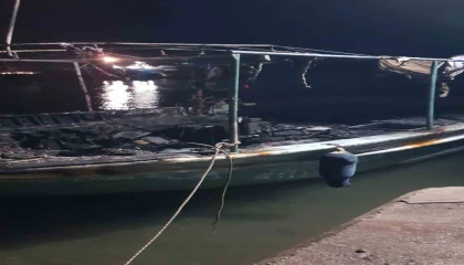 Antalyada düşen yıldırım 3 tekneyi küle çevirdi