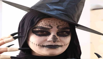 Antalyada görenleri ‘korkutan makyaj