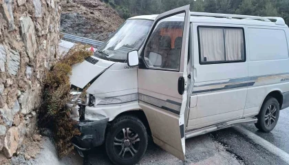 Antalyada istinat duvarına çarpan aracın sürücüsü yaralandı