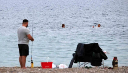 Antalyada kasım ayında denize girmenin keyfini çıkardılar