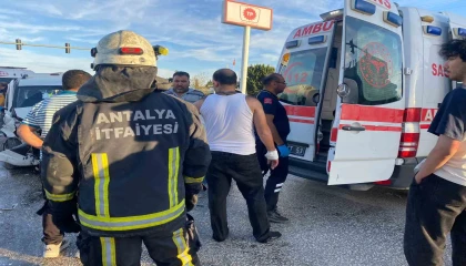 Antalyada kavşakta iki araç çarpıştı: 4 yaralı