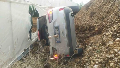 Antalyada kontrolden çıkan otomobil devrildi: 5 yaralı