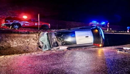 Antalyada kontrolden çıkan otomobil yan yattı: 3 yaralı