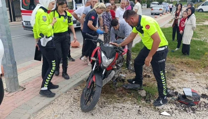 Antalyada otomobil ile motosiklet çarpıştı: 2 yaralı