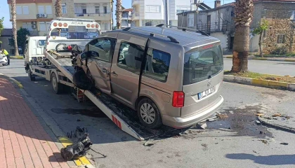 Antalyada palmiye ağacına çarpan aracın sürücüsü yaralandı