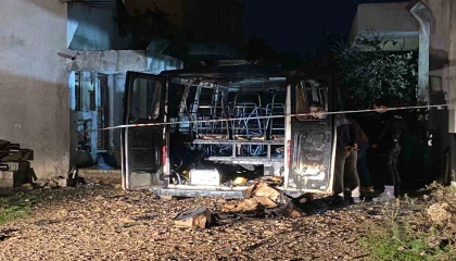 Antalyada park halindeki minibüs alev alev yandı