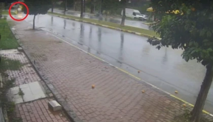 Antalyada seyir halindeki otomobil bir anda alev topuna döndü, sürücü kendini dışarıya attı