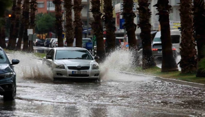 Antalyada şiddetli yağış ve yıldırımlar etkili oldu
