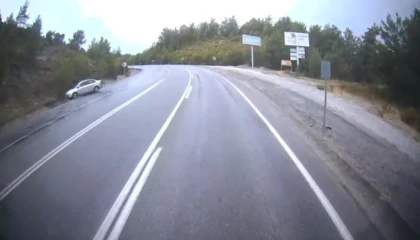 Antalyada yağış nedeniyle kayganlaşan yolda otomobil takla attı: 2 yaralı