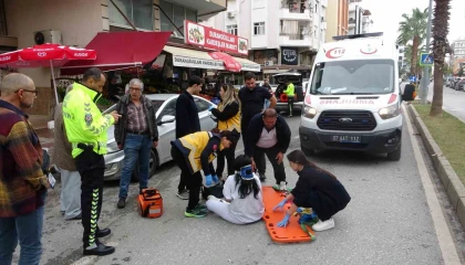 Aracın açılan kapısına çarpan motosikletteki 2 kişi yaralandı