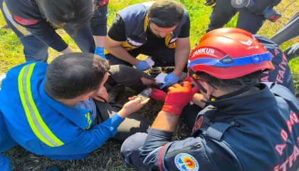 Ayağı motorlu testereye sıkışan şahsı itfaiye ekipleri kurtardı
