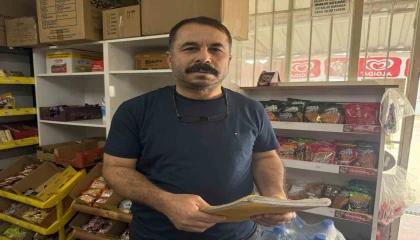 Bakkalın veresiye defterini satın alan gizemli hayırsever, borçları ödeyip defteri yaktı