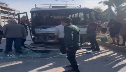 Biri işçi servisi 3 aracın karıştığı kazada 4 kişi yaralandı