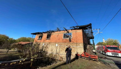 Burdurda 2 katlı evde yangın paniği