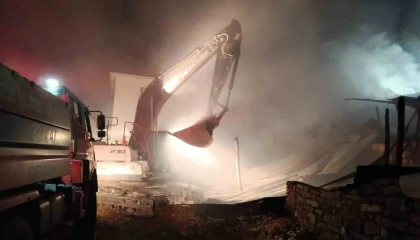 Burdurda alev alev yanan ev kullanılamaz hale geldi