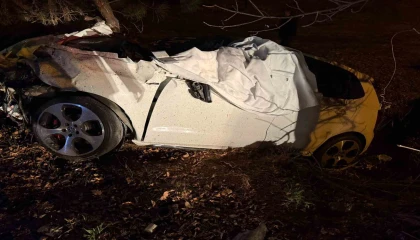 Burdurda kamyonet ile çarpışan otomobil hurdaya döndü: 1 ölü, 1 yaralı