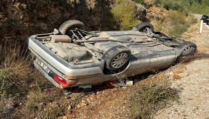 Burdurda şarampole devrilen otomobilin sürücüsü yaralandı