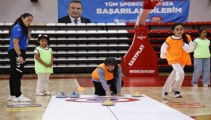 Büyükşehir kız çocuklarını floor curling sporu ile tanıştırdı