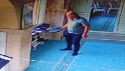 Camide ayakkabıları tek tek inceledi, beğendiğini çaldı
