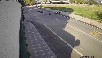 Çarpışan motosikletlerin sürücüleri yere savruldu: O anlar kamerada