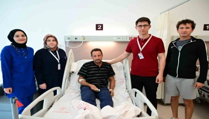 Çekiç kullanırken gözüne metal parça saplandı