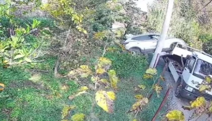 Çekiciye yüklenirken geri viteste unutulan araç rampadan uçtu: 2 yaralı