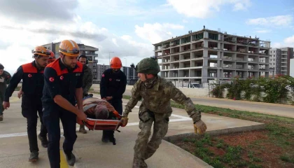 Dağın zirvesinde fenalaşınca ekiplerin kurtarmak için seferber olduğu adam hayatını kaybetti