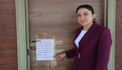 Depremzede öğrencilerin eğitim gördüğü kütüphaneye dadanan klima hırsızlarına not asıp Lütfen Çalma diyerek seslendiler