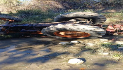 Devrilen traktörün altında kalan sürücü hayatını kaybetti
